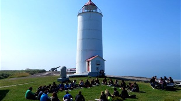 Une île qui rallie la salle de classe et le terrain 