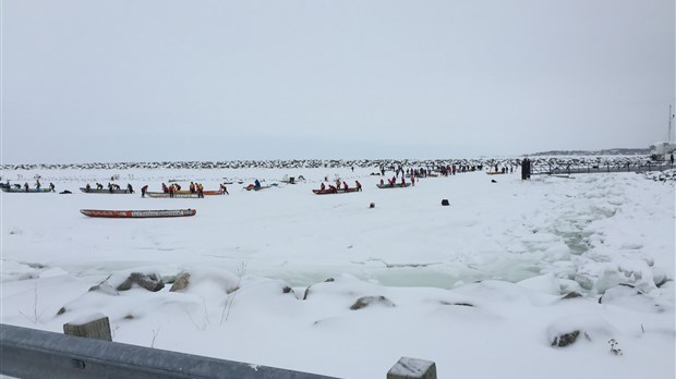 La Course de canot à glace fait feu de tout bois