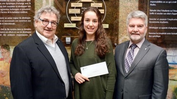 Une étudiante du Cégep de Rimouski reçoit une bourse de 1000$