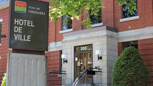 La Ville de Rimouski hisse le drapeau arc-en-ciel à la suite de la tragédie d'Orlando