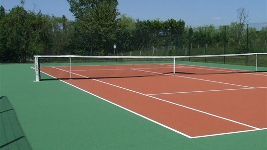 Ouverture d'un court de tennis dans le district Le Bic