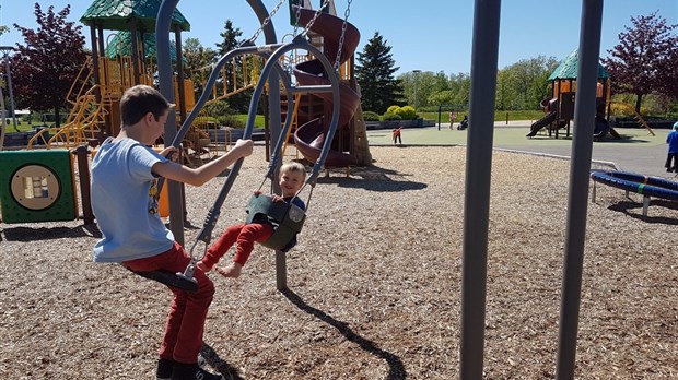 Une première balançoire parent-enfant installée au parc Beauséjour 