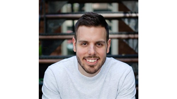 Sam Breton présente son one-man-show à Rimouski