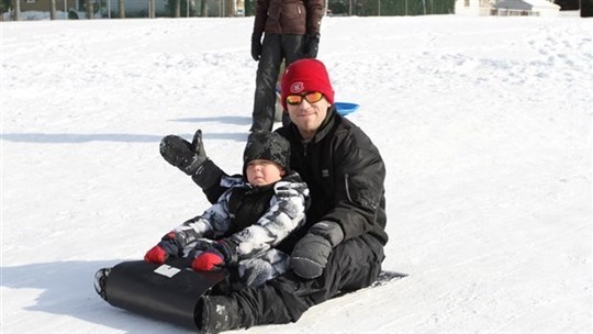 Sports d’hiver avec les enfants : l’Agence de la santé publique rappelle d’être prudents