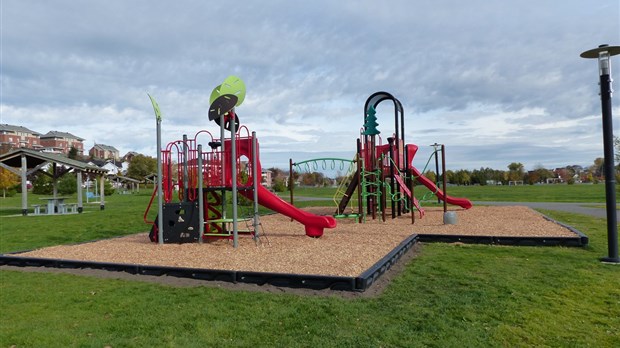 À Rivière-du-Loup, les modules de jeux et balançoires des parcs sont accessibles