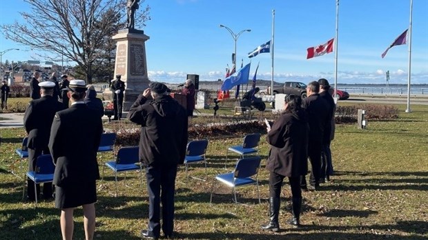 Les drapeaux de Rimouski mis en berne pour souligner le jour du Souvenir