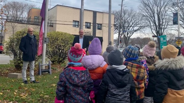 Une levée de drapeau pour la Grande semaine des tout-petits à Rimouski