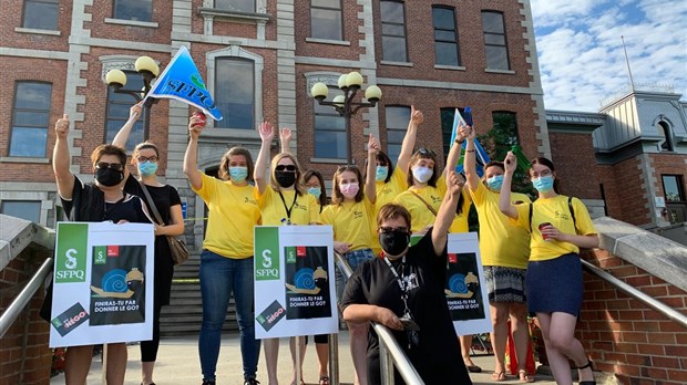 Le personnel de la fonction publique de Rivière-du-Loup manifeste son impatience