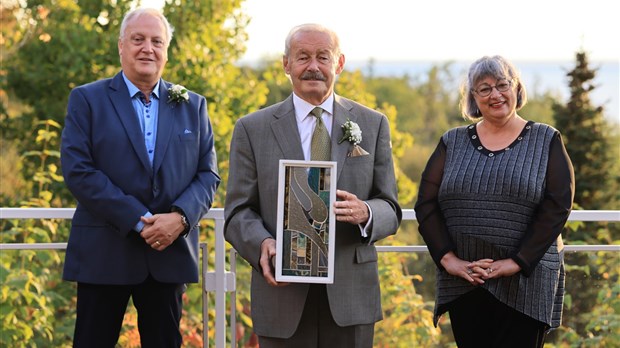 Hubert Lafortune reçoit le Mérite municipal Yves-Godbout de Rivière-du-Loup