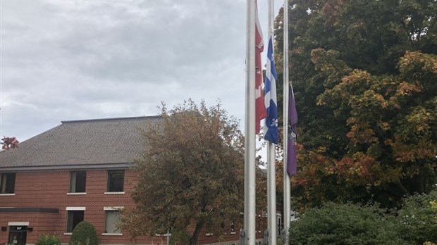 Funérailles nationales pour Guy Lafleur : Rimouski place ses drapeaux en berne