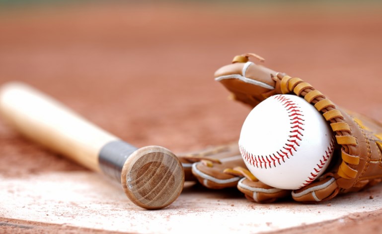 Un premier lancer officiel au terrain de baseball senior à Rimouski le premier juillet