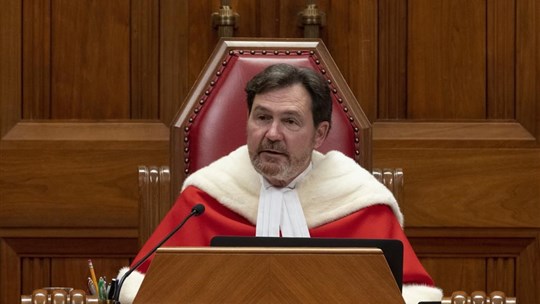 Le juge en chef de la Cour suprême plaide pour davantage de transparence