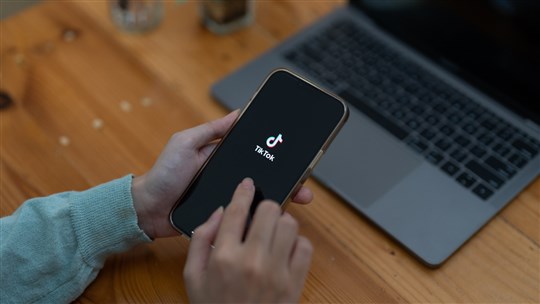 TikTok établit une nouvelle limite de temps pour ses utilisateurs mineurs