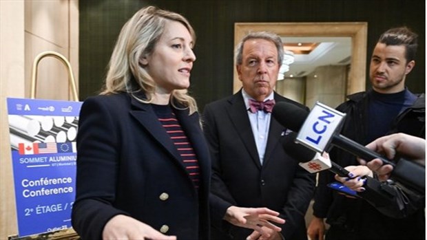 La ministre Mélanie Joly s'engage à privilégier l'acier et l'aluminium canadiens