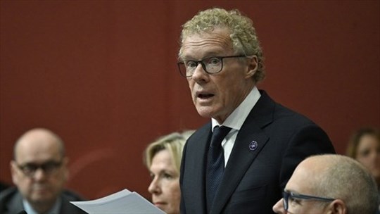 Le ministre Boulet défend sa loi, devant le parallèle des syndicats avec Air Canada