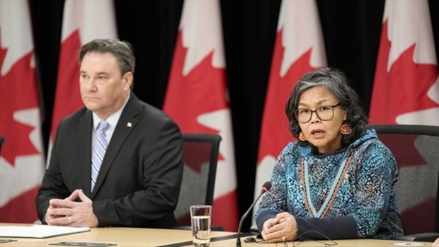 Le passage d'Idlout au camp libéral rapproche Carney de la majorité